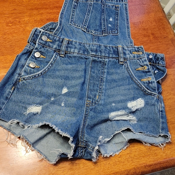 Women's Distressed jean overall shorts - Picture 3 of 4
